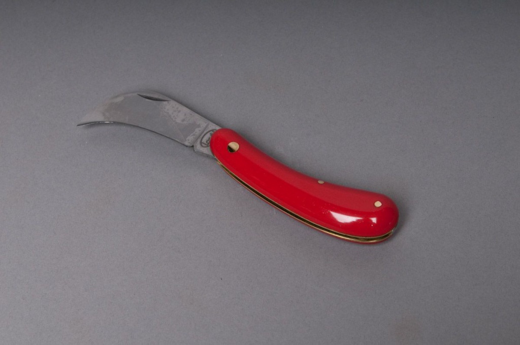 Curved pruning knife