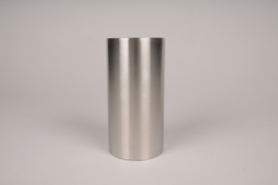 A024E0 Bougeoir cylindre m�tal argent D7.5cm H15cm