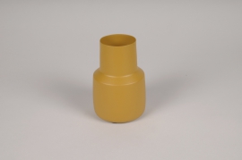 A039CC Vase en métal moutarde D9cm H13.5cm