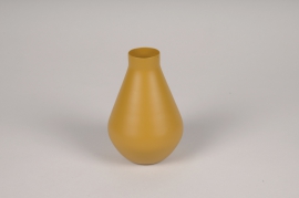 A052CC Vase en métal moutarde D9cm H13.5cm