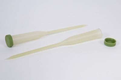 A058T7 Paquet de 100 tubes plastique vert sur pic H18cm