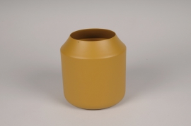 A065CC Yellow metal vase D15cm H16.5cm