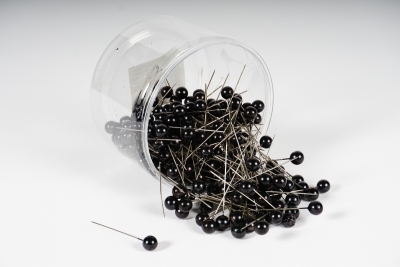 A109MG Box of 250 black beads on pin 10x60mm
