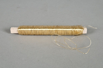 A165MG Bobine de fil de fer sur bois or