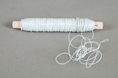 A169MG Bobine de fil de fer sur bois blanc