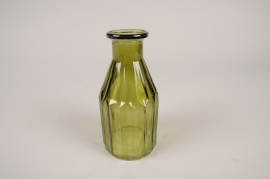 A190R4 Vase bouteille en verre strié vert D7.5cm H20cm