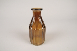 A191R4 Vase bouteille en verre strié chocolat D7.5cm H20cm