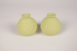 A272R4 Vase bouteille en verre vert mat assorti D8cm H8cm