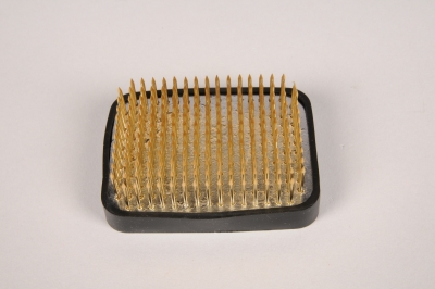 A477MG Brass flower pick 6.3x4.5cm