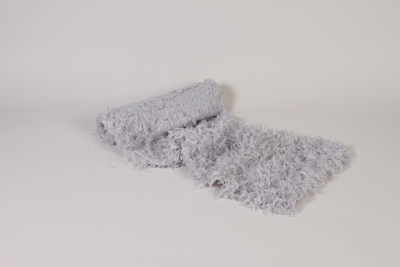 UN-000449 Chemin de table imitation plumes gris 30cm