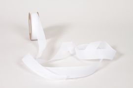 UN-000837 White organza ribbon 25mm x 20m