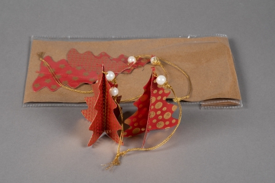 X008U3 Bag of 6 red paper trees deco D8cm