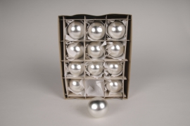 X018T1 Box of 12 matte silver glass balls D6cm