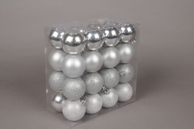 X024ZY Bo�te de 32 boules en plastique argent D6cm