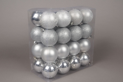 X025ZY Bo�te de 32 boules en plastique argent D8cm