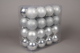 X025ZY Boîte de 32 boules en plastique argent D8cm