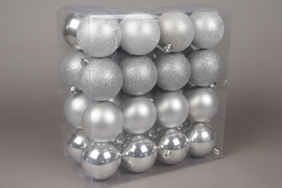 X026ZY Bo�te de 32 boules en plastique argent D10cm