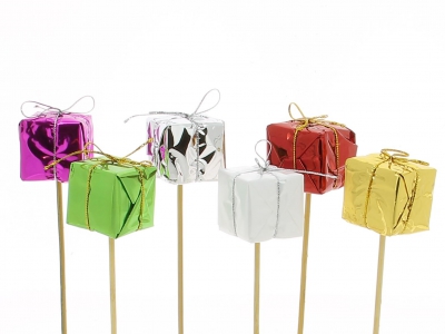 X032Y8 Set of 6 assorted gifts on pick H14.5cm