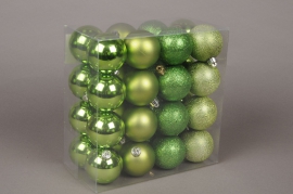 X048ZY Boîte de 32 boules en plastique vert anis D6cm