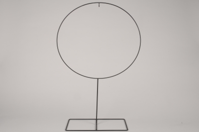 x110ec Cercle en m�tal noir sur pied D40cm H65.5cm
